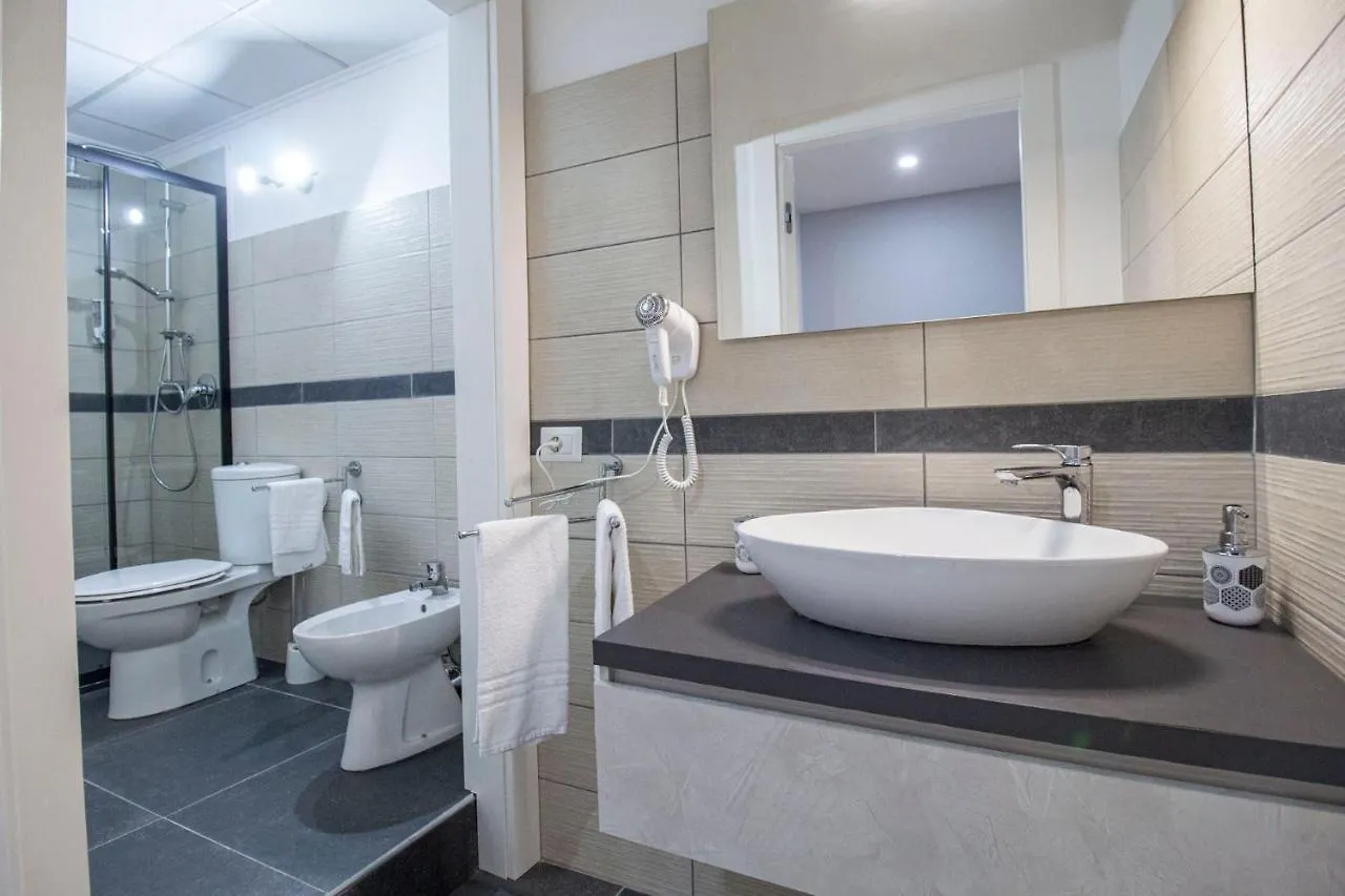 Hotel apartamentowy Royal Playa Suite And Apartament -Private Parking- Self Chek Out Katania